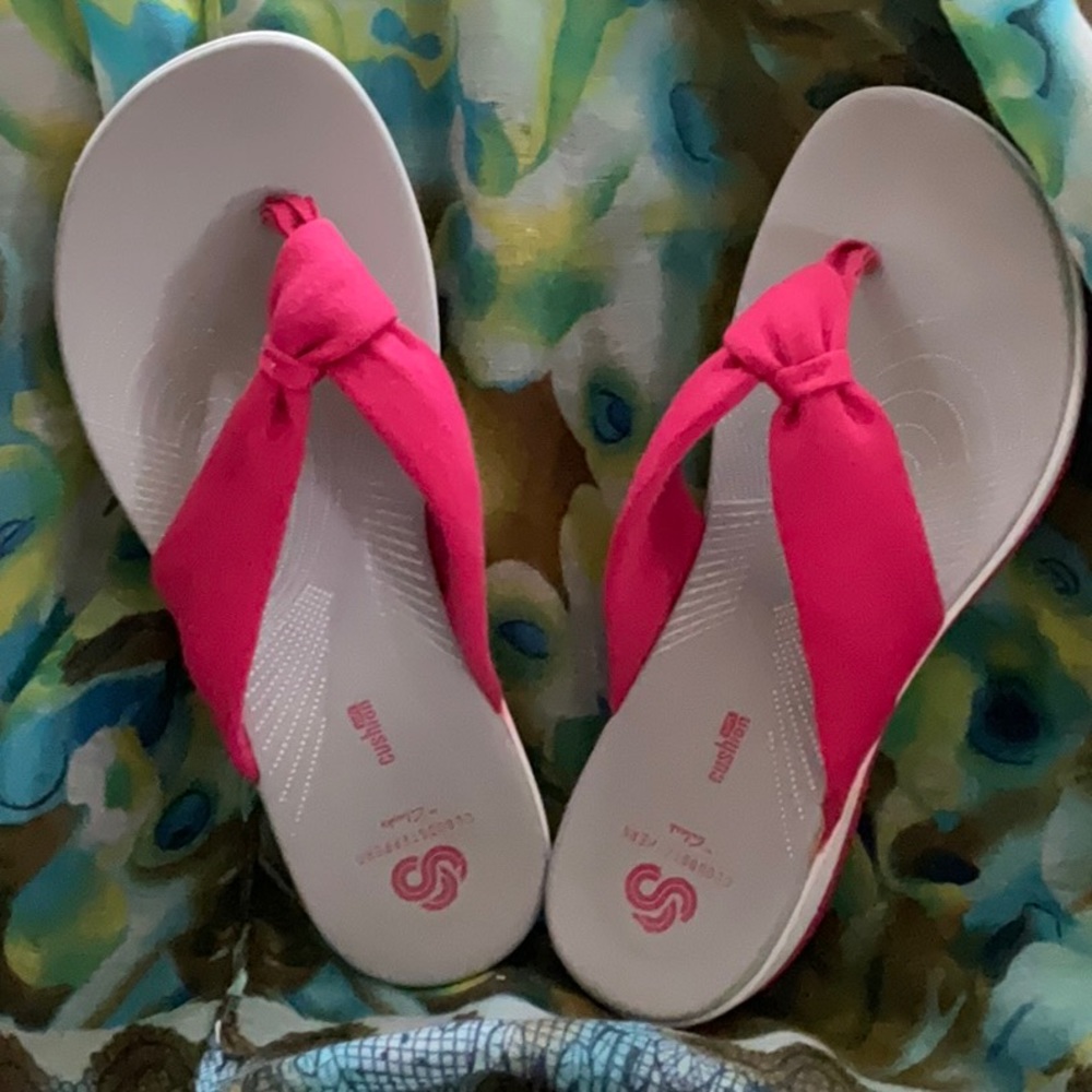 Skechers size 8 M Cloudsteppers soft cushion pink fabric flip flops